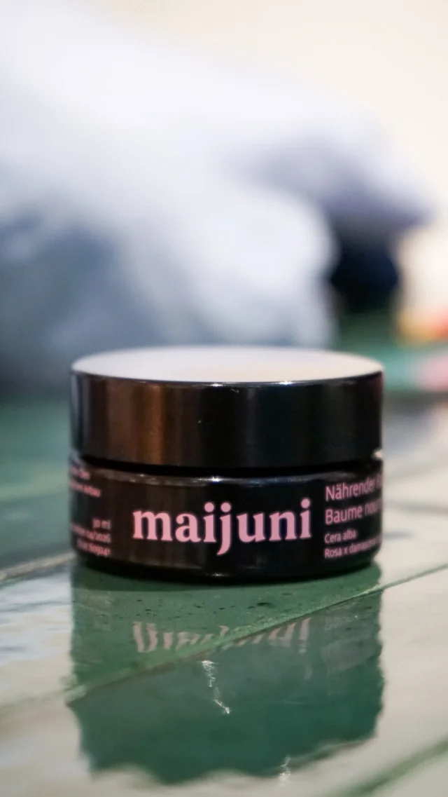 Unsere Geheimwaffe für strapazierte Hautstellen. 👄 Macht Deine Lippen sanft und weich und als Tipp: unter den Augen angewandt erhält man ein frischeres Aussehen.
#johanneskraut #rose #balsam #naturkosmetik