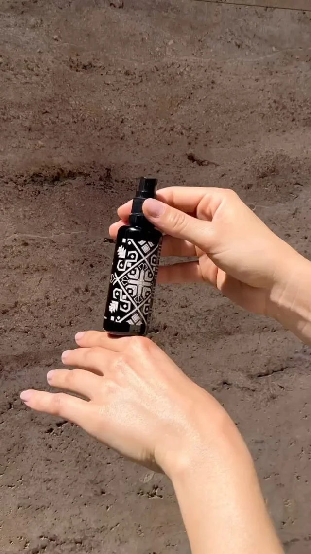 The ultimate summer essential: unser Blütenwasser der bulgarischen Damaszenerrose 💦✨💕☀️ #maijuni #cleanbeauty #skincare #maijunicosmetics #naturkosmetik #hautpflege #rosen #beyondorganic #skin